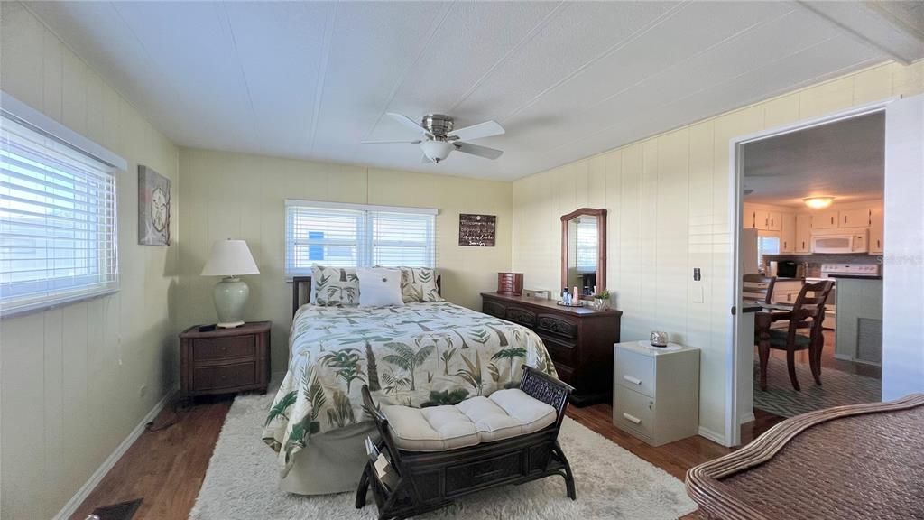 Active With Contract: $174,500 (2 beds, 2 baths, 999 Square Feet)