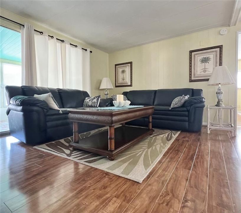 Active With Contract: $174,500 (2 beds, 2 baths, 999 Square Feet)