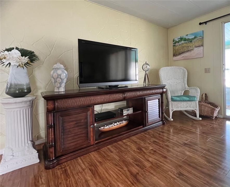 Active With Contract: $174,500 (2 beds, 2 baths, 999 Square Feet)