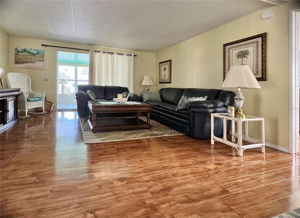 Active With Contract: $174,500 (2 beds, 2 baths, 999 Square Feet)