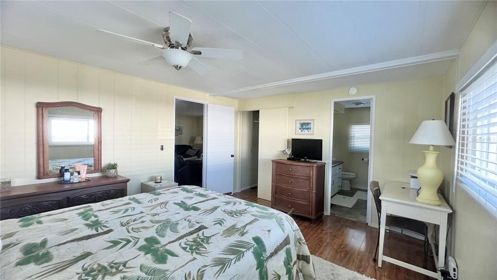 Active With Contract: $174,500 (2 beds, 2 baths, 999 Square Feet)