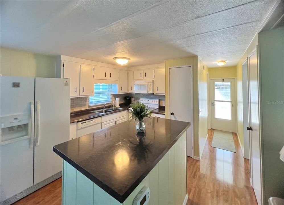 Active With Contract: $174,500 (2 beds, 2 baths, 999 Square Feet)