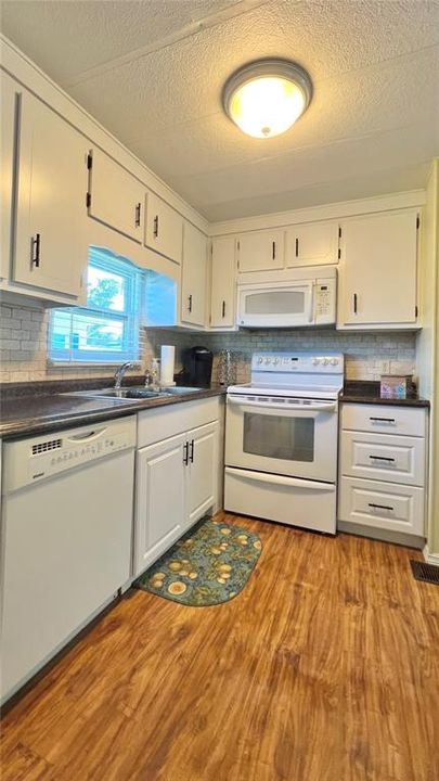Active With Contract: $174,500 (2 beds, 2 baths, 999 Square Feet)