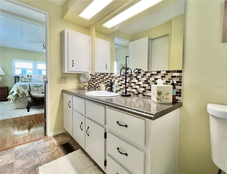 Active With Contract: $174,500 (2 beds, 2 baths, 999 Square Feet)