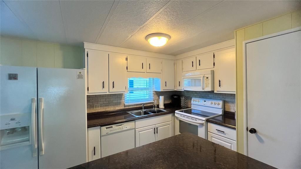 Active With Contract: $174,500 (2 beds, 2 baths, 999 Square Feet)