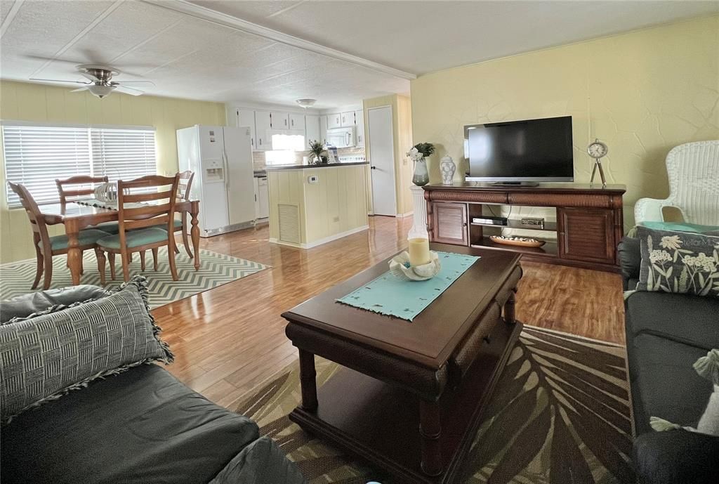 Active With Contract: $174,500 (2 beds, 2 baths, 999 Square Feet)