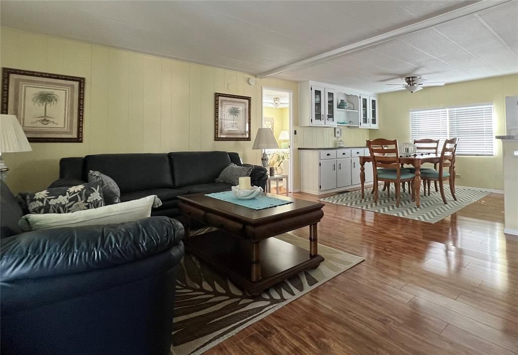 Active With Contract: $174,500 (2 beds, 2 baths, 999 Square Feet)