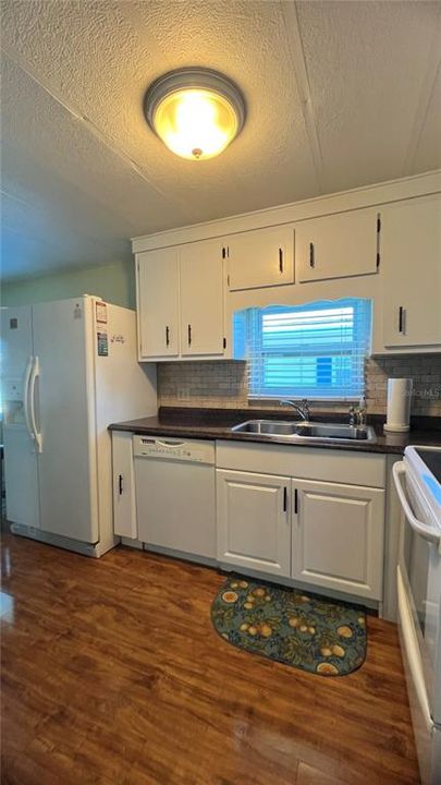 Active With Contract: $174,500 (2 beds, 2 baths, 999 Square Feet)