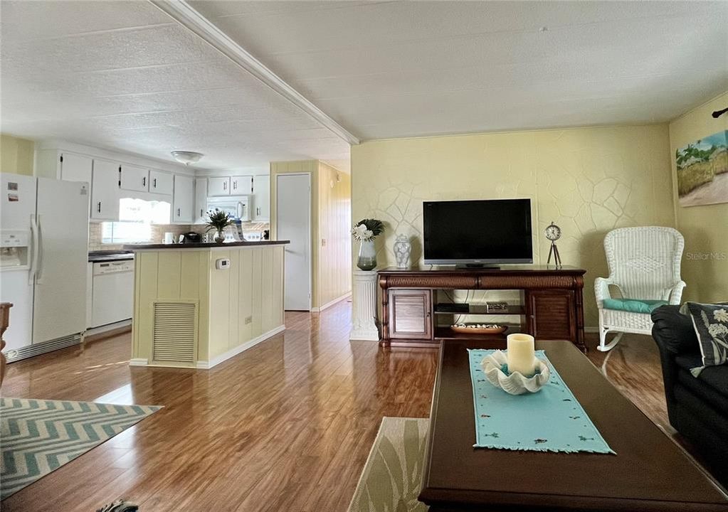 Active With Contract: $174,500 (2 beds, 2 baths, 999 Square Feet)