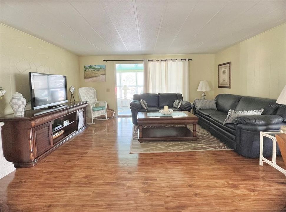 Active With Contract: $174,500 (2 beds, 2 baths, 999 Square Feet)