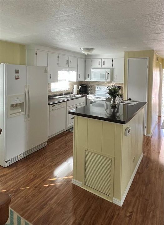 Active With Contract: $174,500 (2 beds, 2 baths, 999 Square Feet)