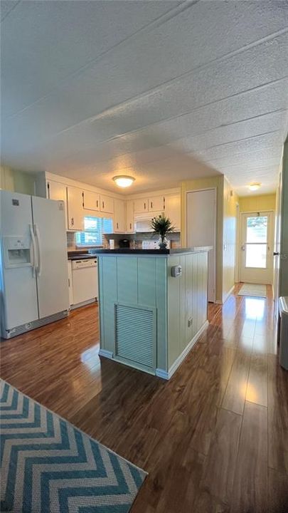 Active With Contract: $174,500 (2 beds, 2 baths, 999 Square Feet)