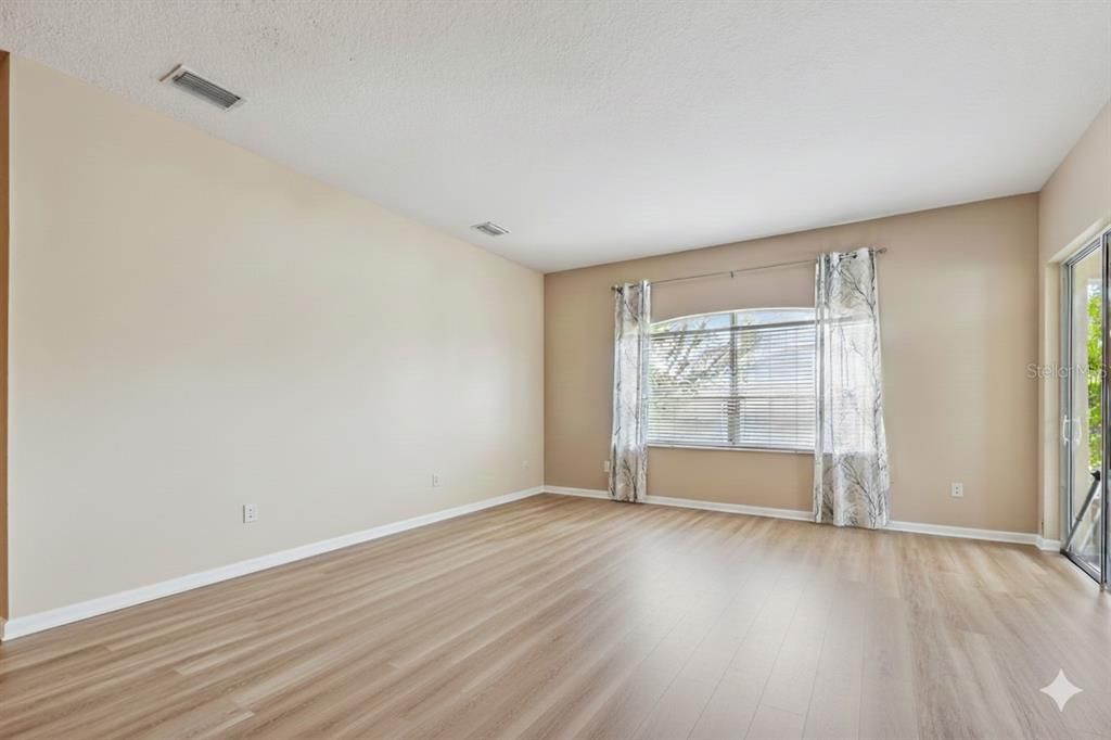 Activo con contrato: $423,900 (4 camas, 2 baños, 2534 Pies cuadrados)