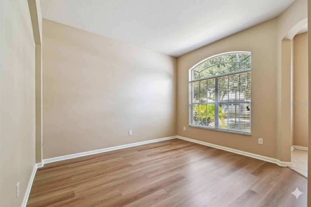 Activo con contrato: $423,900 (4 camas, 2 baños, 2534 Pies cuadrados)