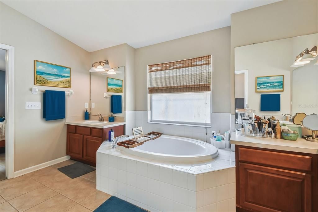 Activo con contrato: $423,900 (4 camas, 2 baños, 2534 Pies cuadrados)