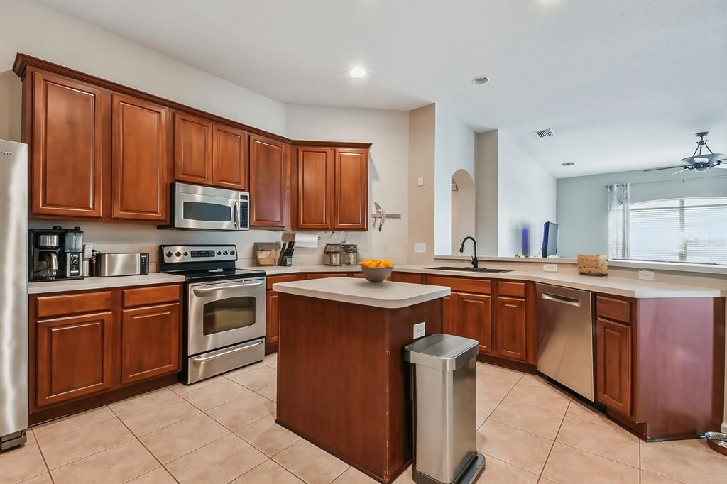 Activo con contrato: $423,900 (4 camas, 2 baños, 2534 Pies cuadrados)