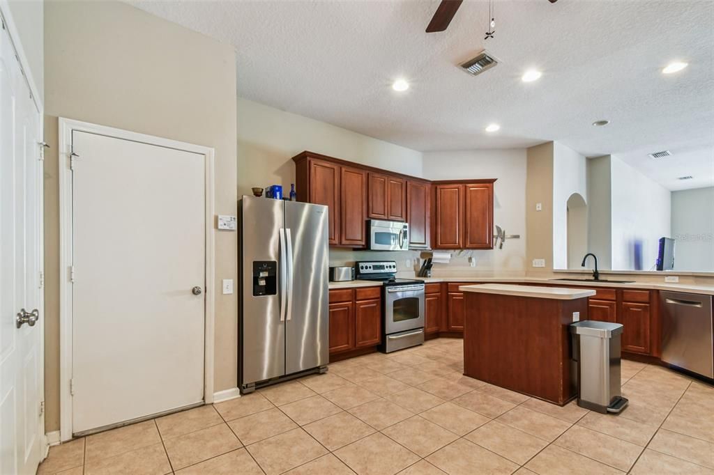 Activo con contrato: $423,900 (4 camas, 2 baños, 2534 Pies cuadrados)