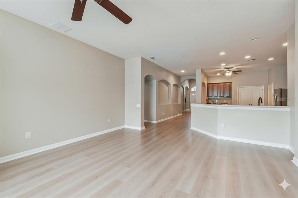 Activo con contrato: $423,900 (4 camas, 2 baños, 2534 Pies cuadrados)