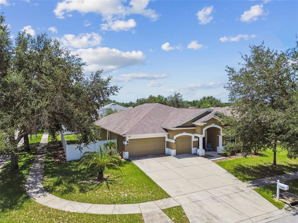 Activo con contrato: $423,900 (4 camas, 2 baños, 2534 Pies cuadrados)