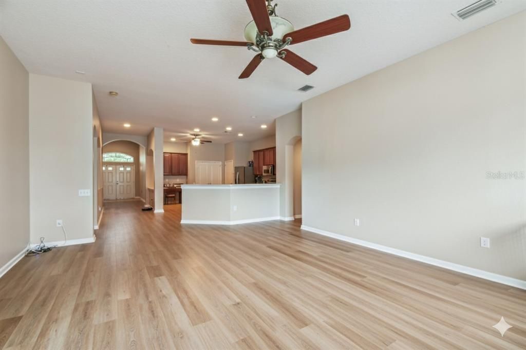 Activo con contrato: $423,900 (4 camas, 2 baños, 2534 Pies cuadrados)