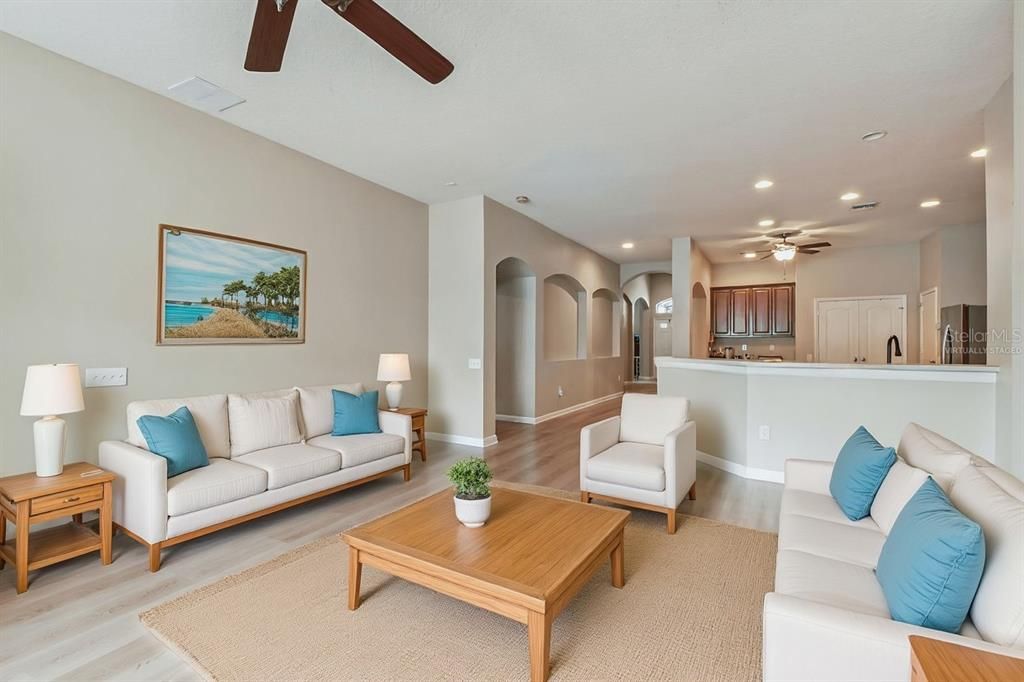 Activo con contrato: $423,900 (4 camas, 2 baños, 2534 Pies cuadrados)