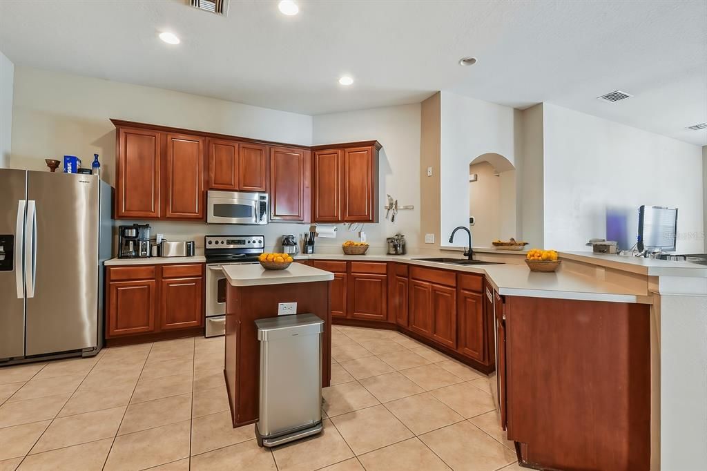 Activo con contrato: $423,900 (4 camas, 2 baños, 2534 Pies cuadrados)