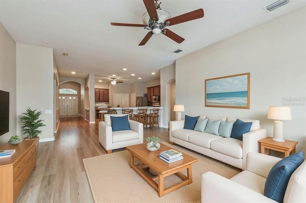 Activo con contrato: $423,900 (4 camas, 2 baños, 2534 Pies cuadrados)