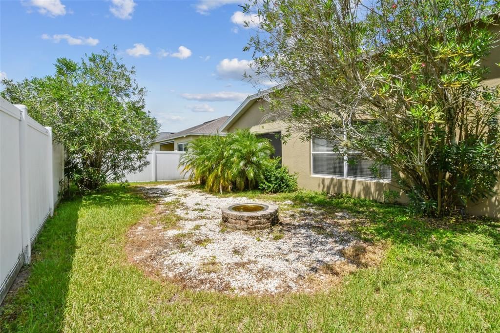 Activo con contrato: $423,900 (4 camas, 2 baños, 2534 Pies cuadrados)