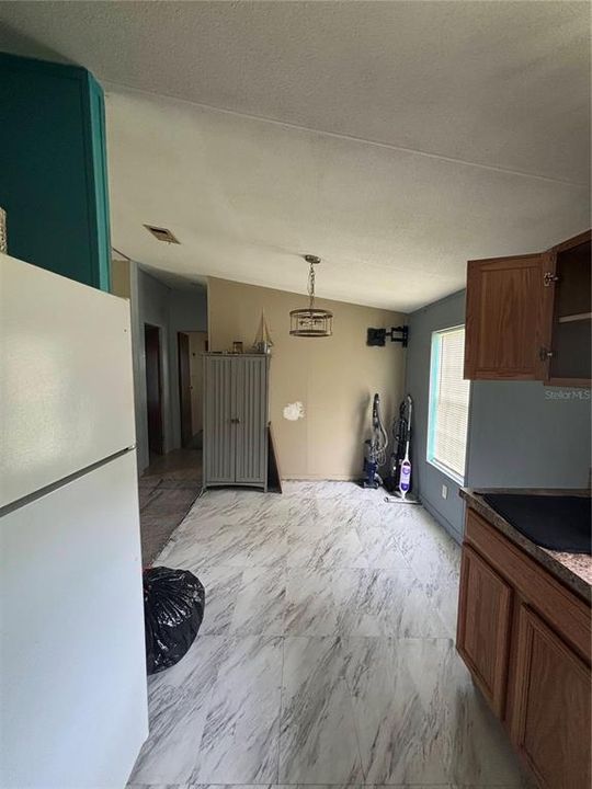 合同活跃: $219,000 (3 贝兹, 2 浴室, 1152 平方英尺)