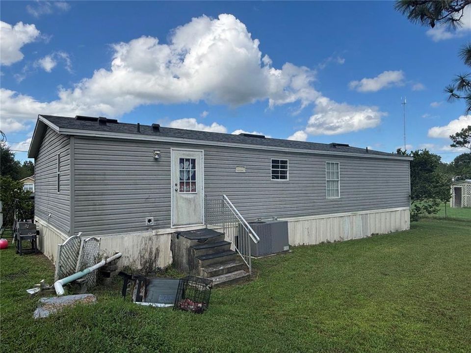 合同活跃: $219,000 (3 贝兹, 2 浴室, 1152 平方英尺)