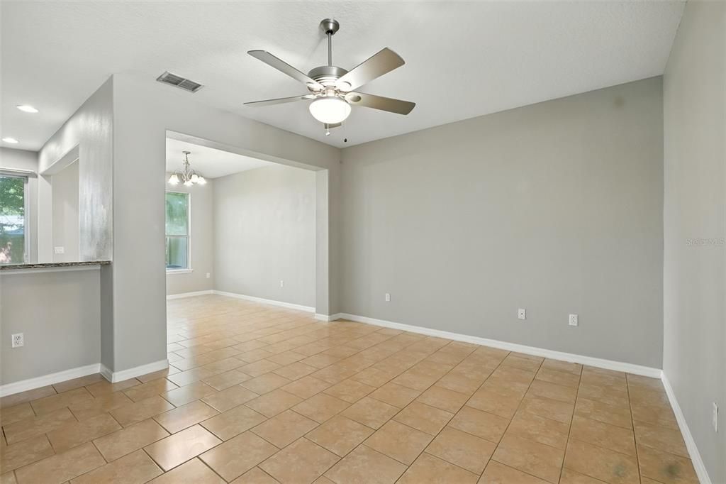 合同活跃: $287,000 (3 贝兹, 2 浴室, 1514 平方英尺)