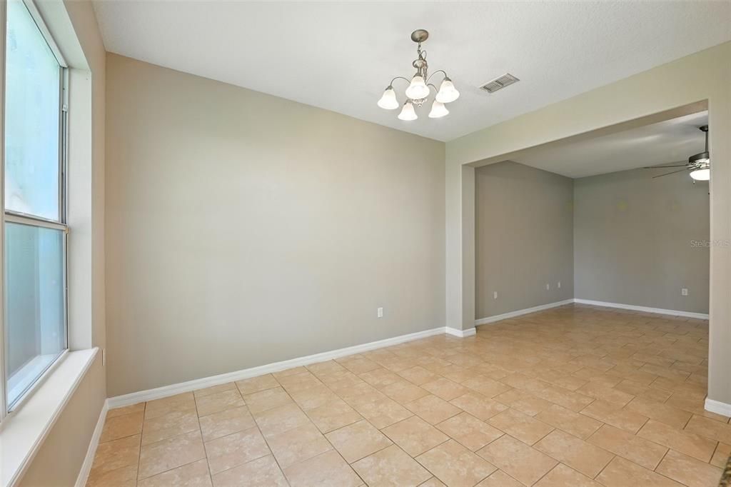 合同活跃: $287,000 (3 贝兹, 2 浴室, 1514 平方英尺)