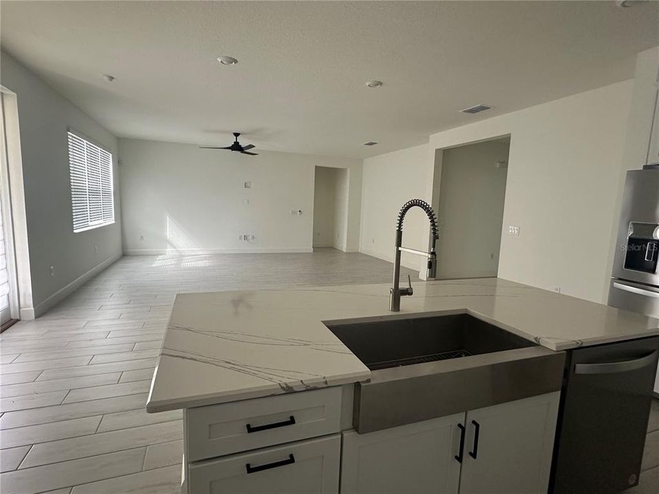 Под контрактом: $429,900 (4 спален, 3 ванн, 2191 Квадратных фут)