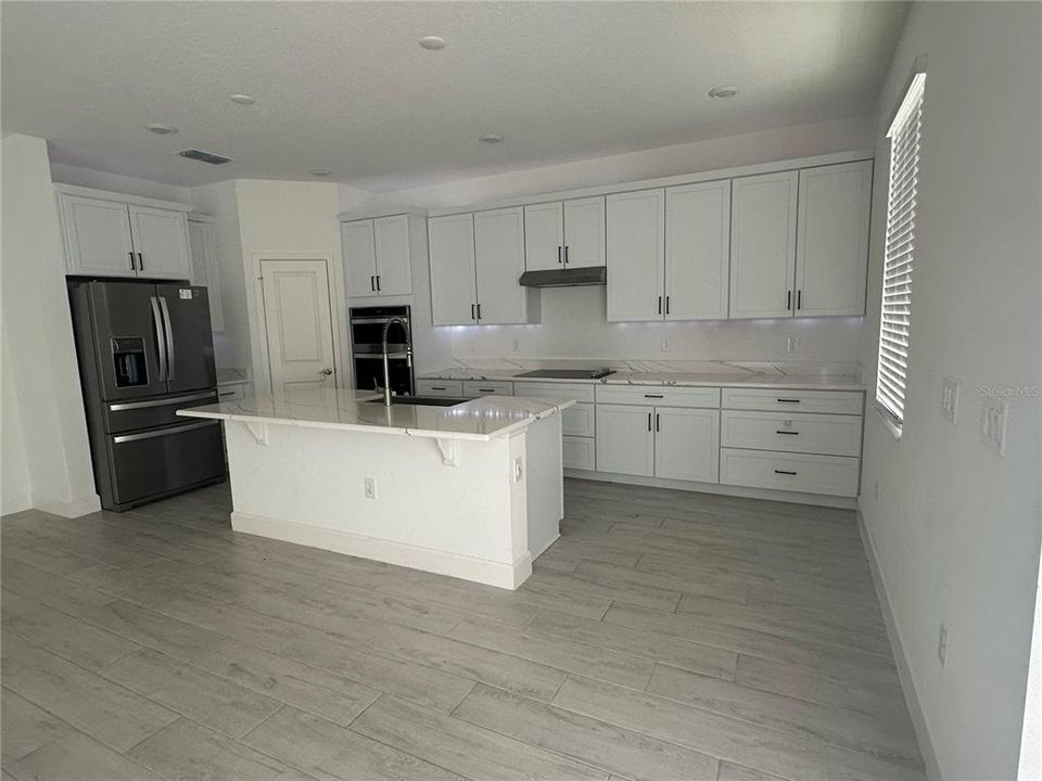 Под контрактом: $429,900 (4 спален, 3 ванн, 2191 Квадратных фут)