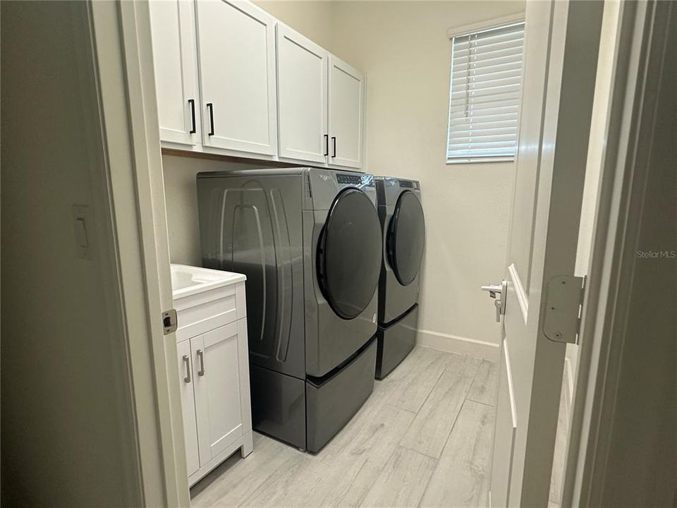 Под контрактом: $429,900 (4 спален, 3 ванн, 2191 Квадратных фут)