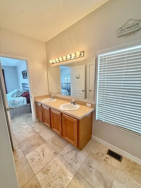 For Sale: $249,900 (3 beds, 3 baths, 1273 Square Feet)