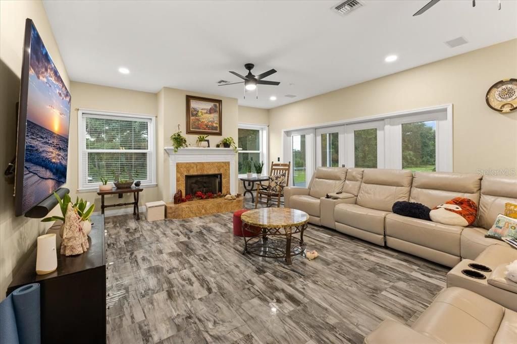 En Venta: $698,900 (3 camas, 2 baños, 3179 Pies cuadrados)