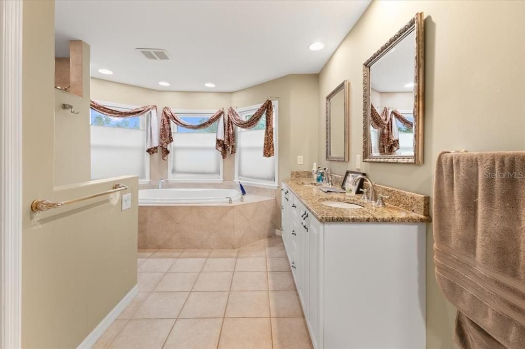 En Venta: $698,900 (3 camas, 2 baños, 3179 Pies cuadrados)