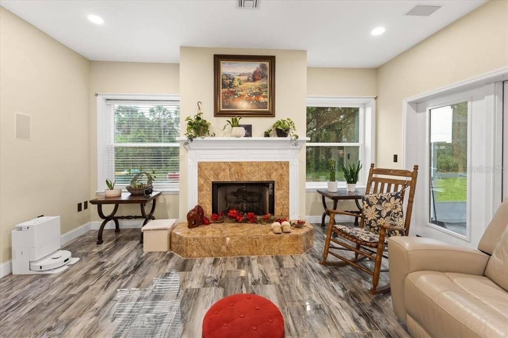 En Venta: $698,900 (3 camas, 2 baños, 3179 Pies cuadrados)