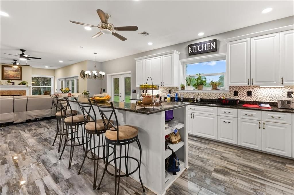 En Venta: $698,900 (3 camas, 2 baños, 3179 Pies cuadrados)