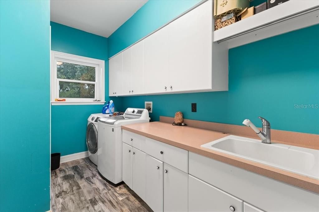 En Venta: $698,900 (3 camas, 2 baños, 3179 Pies cuadrados)