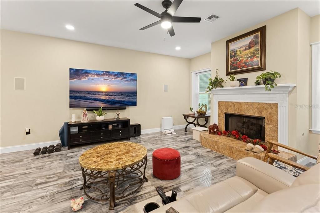 En Venta: $698,900 (3 camas, 2 baños, 3179 Pies cuadrados)