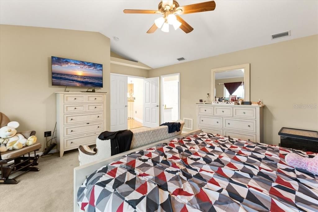 En Venta: $698,900 (3 camas, 2 baños, 3179 Pies cuadrados)