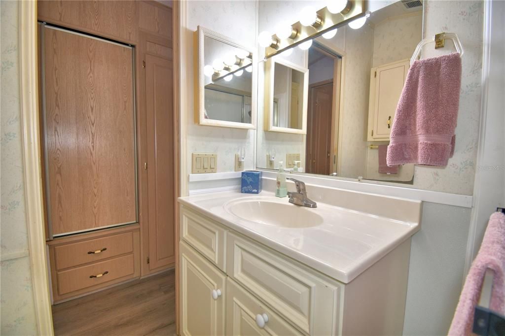 На продажу: $99,000 (1 спален, 1 ванн, 756 Квадратных фут)