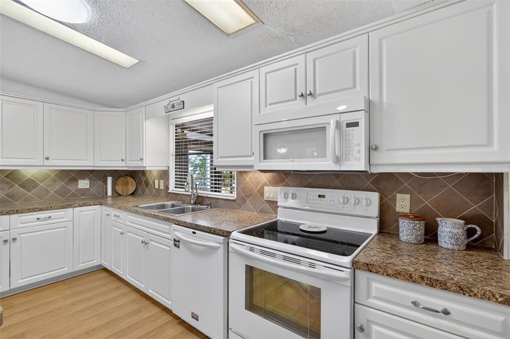 合同活跃: $159,900 (2 贝兹, 2 浴室, 1480 平方英尺)