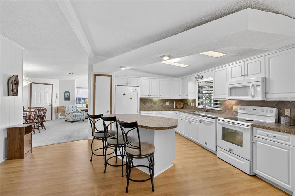 合同活跃: $159,900 (2 贝兹, 2 浴室, 1480 平方英尺)