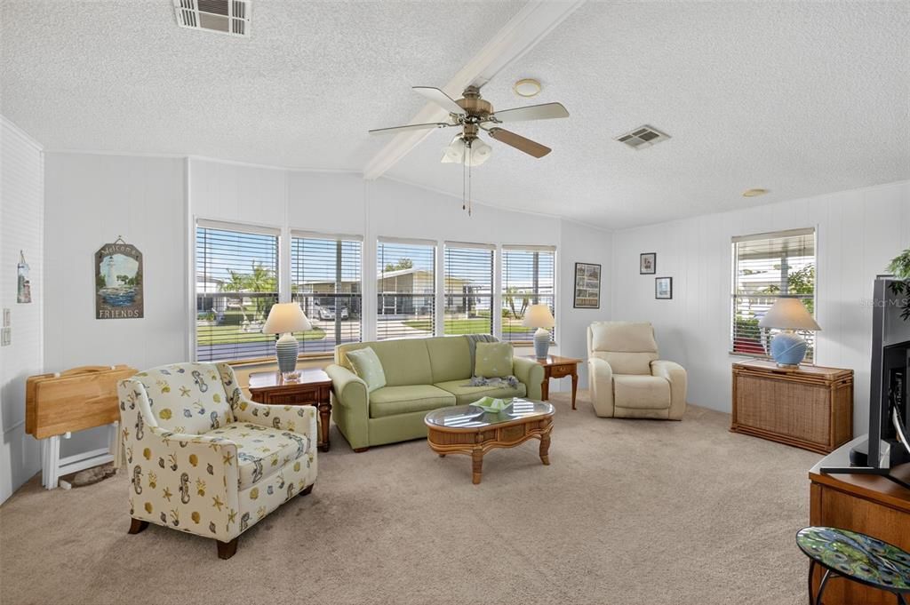 合同活跃: $159,900 (2 贝兹, 2 浴室, 1480 平方英尺)