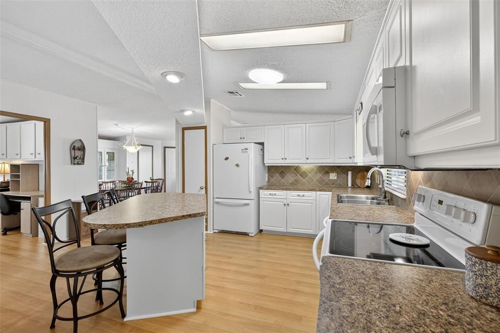 合同活跃: $159,900 (2 贝兹, 2 浴室, 1480 平方英尺)