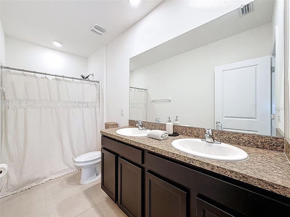 Под контрактом: $339,900 (3 спален, 2 ванн, 1673 Квадратных фут)