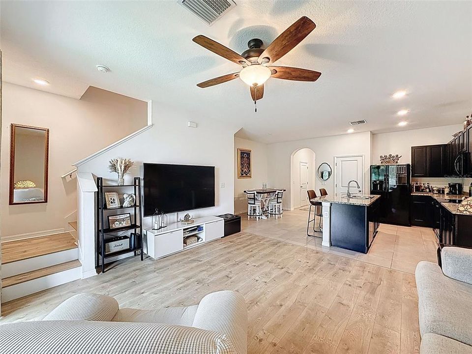 Под контрактом: $339,900 (3 спален, 2 ванн, 1673 Квадратных фут)